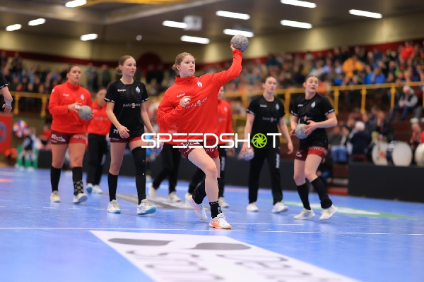 Szene mit Nina Engel (6; HSG Bensheim/Auerbach) und Jule Polsz (71; HSG Bensheim/Auerbach)