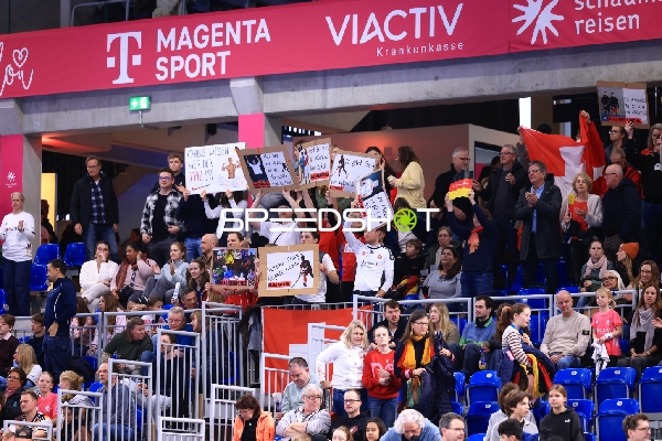 Fans im SNP-Dome zeigen Unterstützung