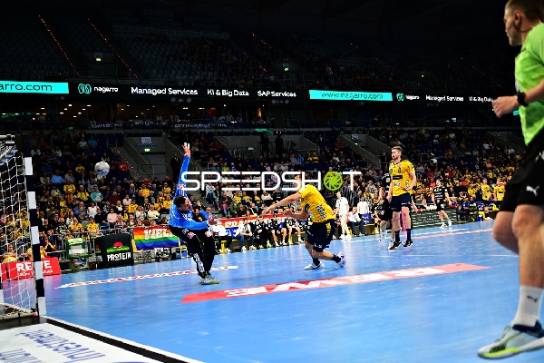 Gino Steenaerts (14; Rhein Neckar Löwen) und Tim Nothdurft (28; Rhein Neckar Löwen) in Aktion