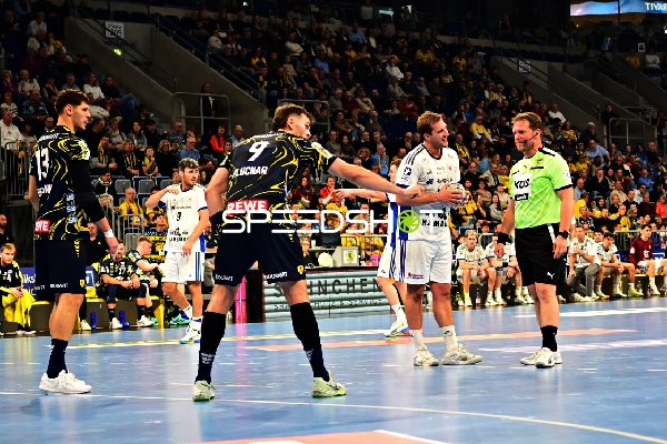 Szene mit Sebastian Heymann (13; Rhein Neckar Löwen) und Niklas Weller (13; HSV Hamburg)