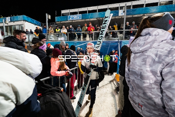 Athletin bei Two-Nights Tour Skispringen Damen