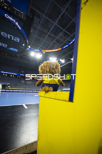 Maskottchen CONNY in der SAP Arena