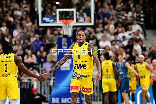 Spielaktion mit Osun Osunniyi (12; MLP Academics Heidelberg)