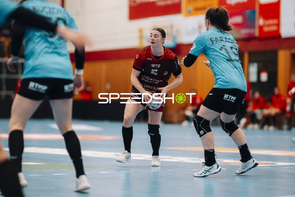 Szene mit Isabell Hurst (5; HSG Bensheim/Auerbach) und Luca Farago (19; Thüringer HC)