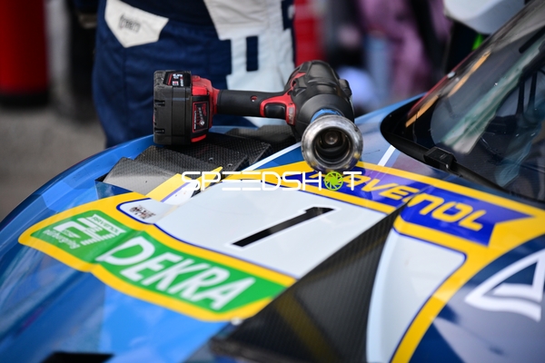 Rennfahrzeug in der Boxengasse