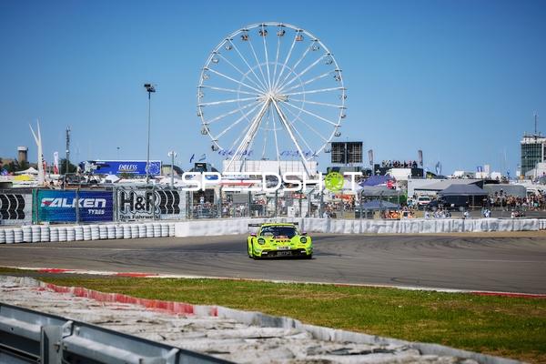 Porsche 911 GT3 R auf der Rennstrecke