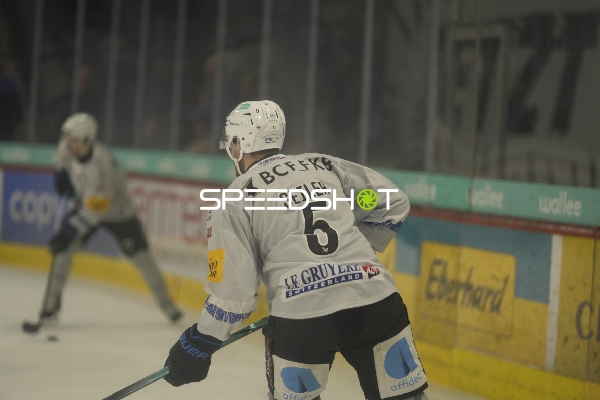 Simon Seiler (5; Fribourg-Gotteron) fokussiert im Spiel