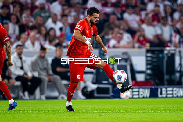 Danel Sinani (10; FC St. Pauli) am Ball