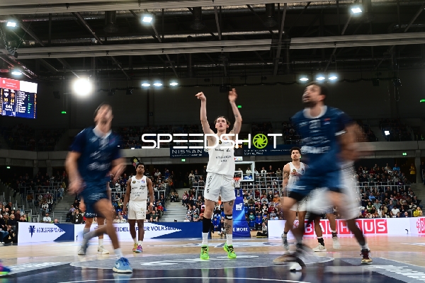 Szene mit Benjamin Schröder (2; Basketball Löwen Braunschweig) und Joshua Obiesie (8; Basketball Löwen Braunschweig)