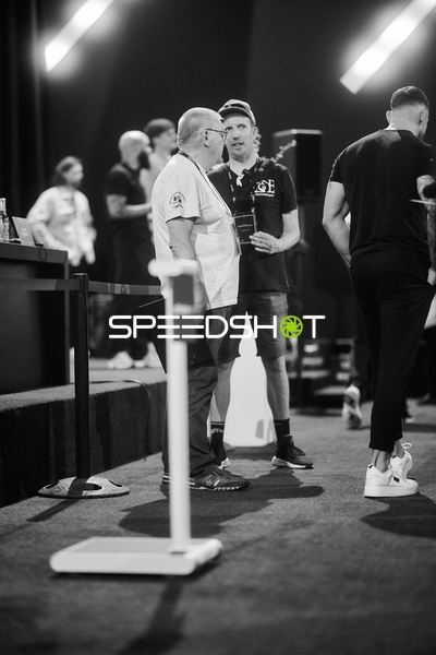 Ringside-Zone Face-Off