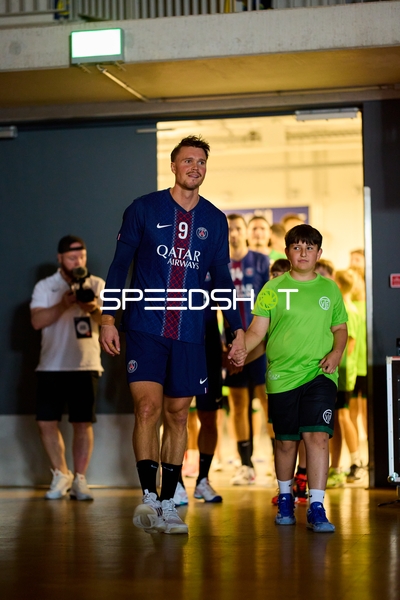 Spieler Emil Mellegard (9; Paris Saint-Germain) betritt Halle