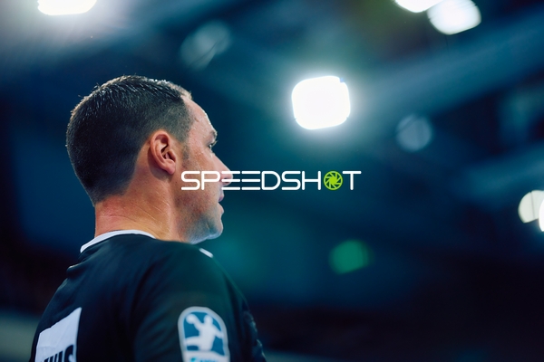 Ein Spieler betrachtet das Spielfeld.