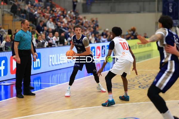 Ryan Mikesell (33; MLP Academics Heidelberg) mit Ball gegen Sir Jabari Rice (10; Basketball Nymburg)