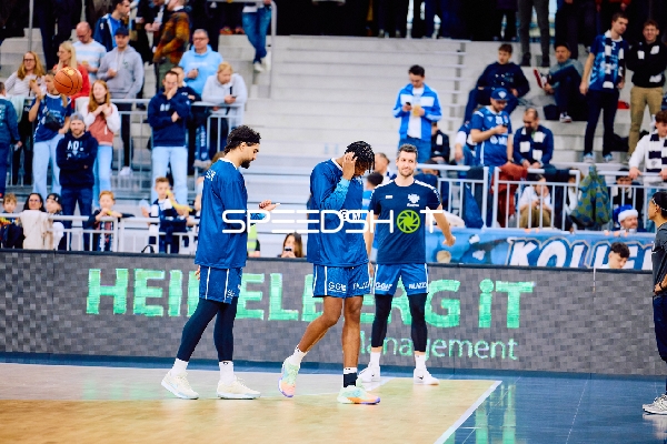 Spieler der MLP Academics Heidelberg betreten das Spielfeld.