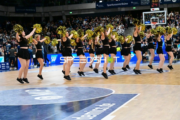 Cheerleader tanzen mit Pompons