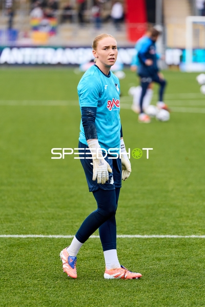 Torwart Laura Dick (1; TSG Hoffenheim Frauen) fokussiert