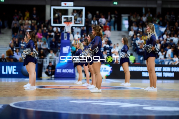 Cheerleader-Formation auf dem Spielfeld