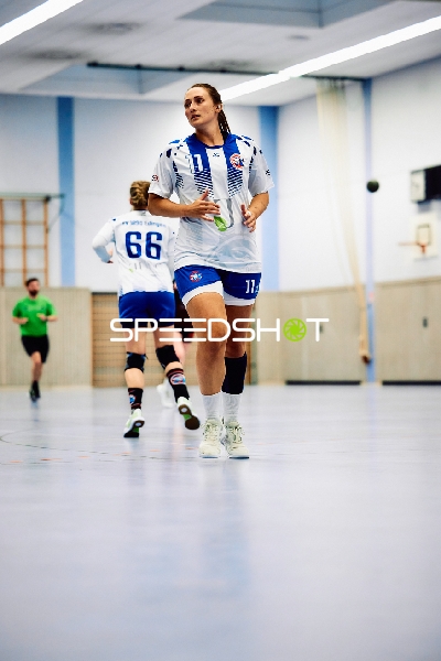 Spielerinnen laufen zurück in die Defensive