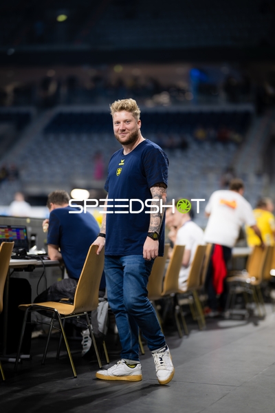 Kevin Gerwin (49; Rhein Neckar Löwen) positioniert sich am Spielfeldrand