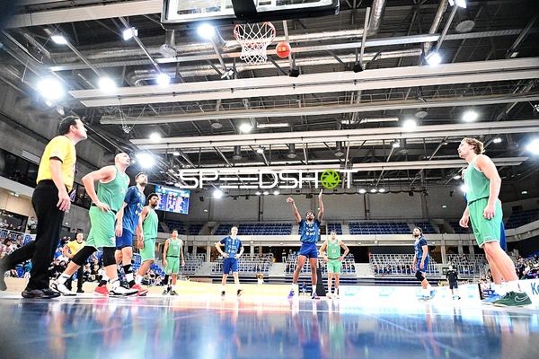 Spieler beobachten Wurf auf Korb