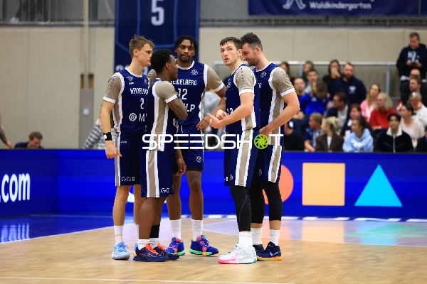 Szene mit Osun Osunniyi (12; MLP Academics Heidelberg) und Teamkollegen