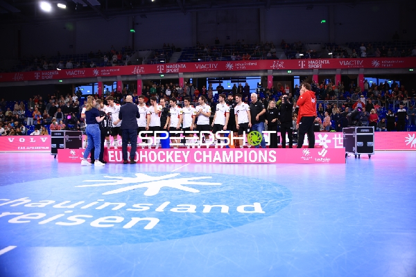 Spieler von Österreich hinter EuroHockey Champions Schild