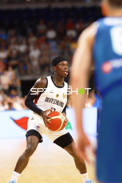 Spieler mit Ball auf Court