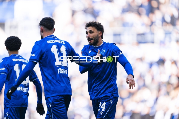 Spieler feiern gemeinsam