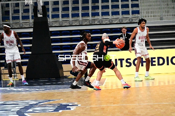 Zweikampf um den Ball