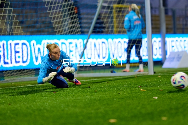 Torwart Laura Dick (1; TSG Hoffenheim Frauen) in Aktion