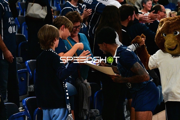 Spieler gibt Autogramme