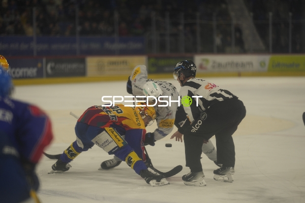 Faceoff zwischen Tyler Morley (86; EHC Kloten) und Jacob De la Rose (95; Fribourg-Gotteron)