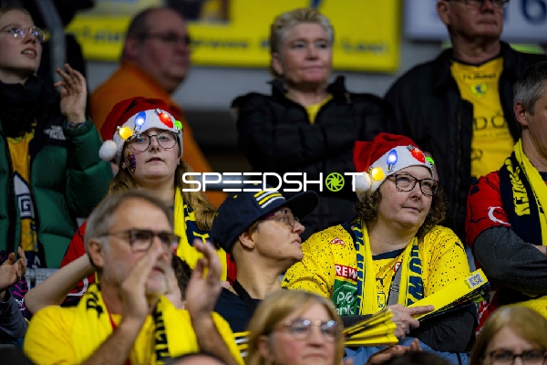 Fans in gelben Trikots mit Weihnachtsmützen