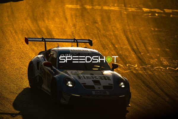 Rennfahrzeug auf der Rennstrecke