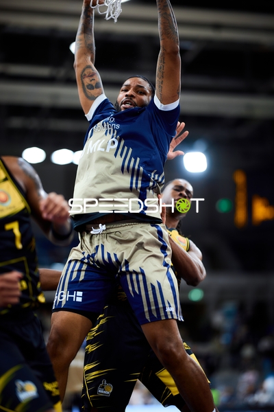 DJ Horne (0; MLP Academics Heidelberg) sichert Rebound