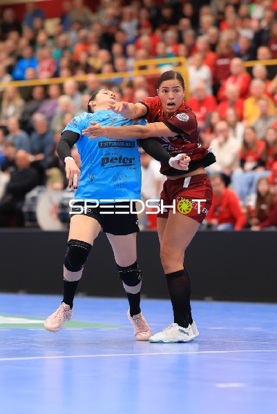 Szene mit 1; HSG Bensheim/Auerbach und Nathalie Hendrikse (6; Thüringer HC)