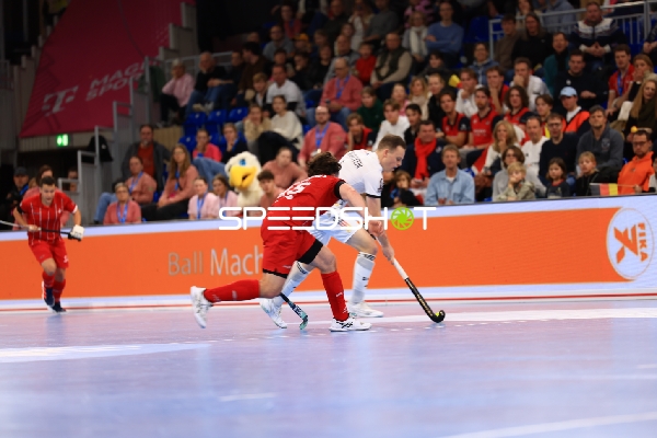 Nicolas Proske (7; Deutschland) gegen 25; Schweiz im Duell