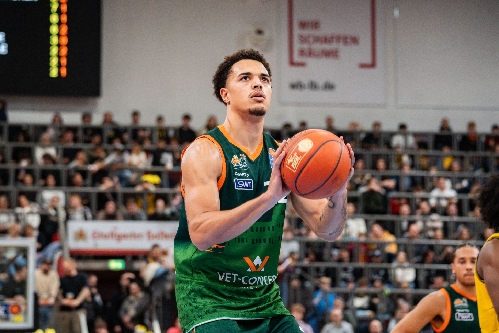 Nolan Adekunle (22; Gladiators Trier) mit Ball