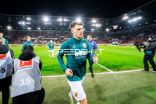 Spieler laufen vom Spielfeldrand