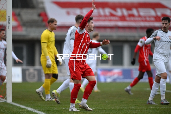 Strafraumaktion mit Lars Kleiner (17; FC Rot Weiß Erfurt) und Dominik Pestic (25; BFC Dynamo)