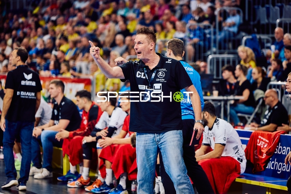 Ein Trainer gibt Anweisungen von der Seitenlinie.