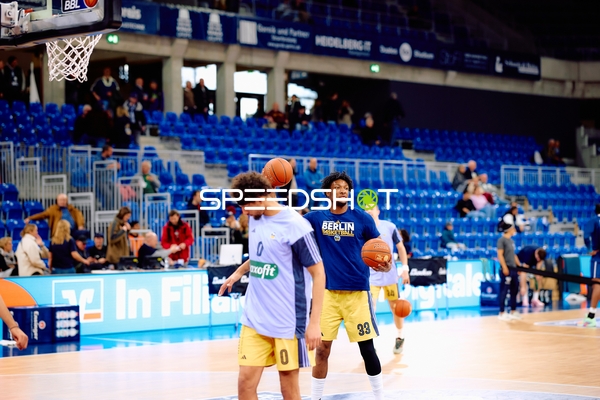 Alba Berlin Spieler wärmen sich vor Spielbeginn auf