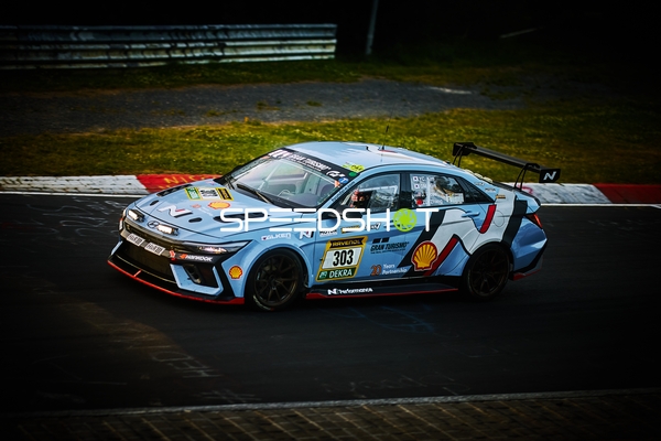 Rennfahrzeug auf der Rennstrecke