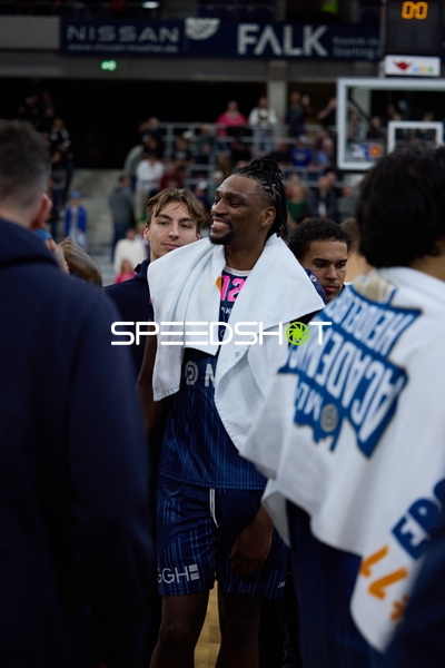 Basketball-Situation mit Osun Osunniyi (12; MLP Academics Heidelberg), Dominic Vengert (8; MLP Academics Heidelberg) und Josia Gentischer (4; MLP Academics Heidelberg)