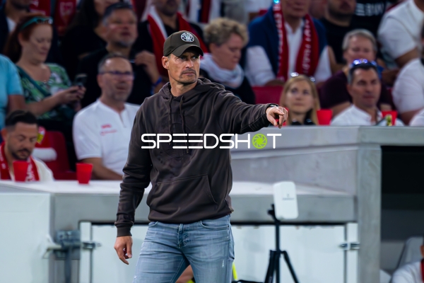 Trainer an der Seitenlinie