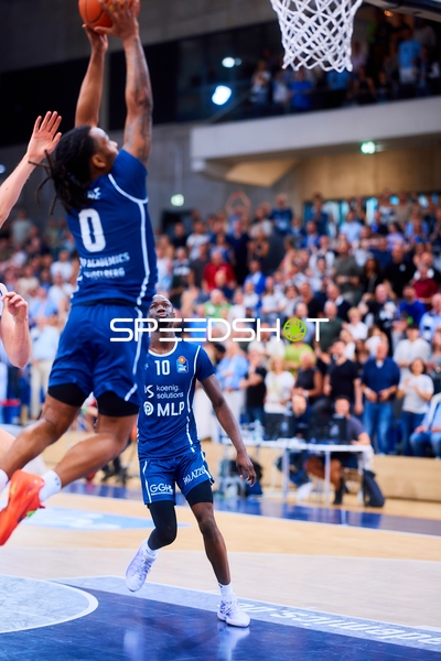 Layup Bakary Dibba (10;MLP Academics Heidelberg), DJ Horne (0;MLP Academics Heidelberg)