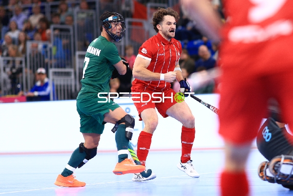 Michel MORARD (15; Schweiz) im Zweikampf