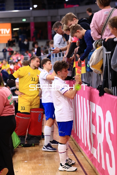 Autogrammstunde mit Mika CONRAD (9; Schweiz)