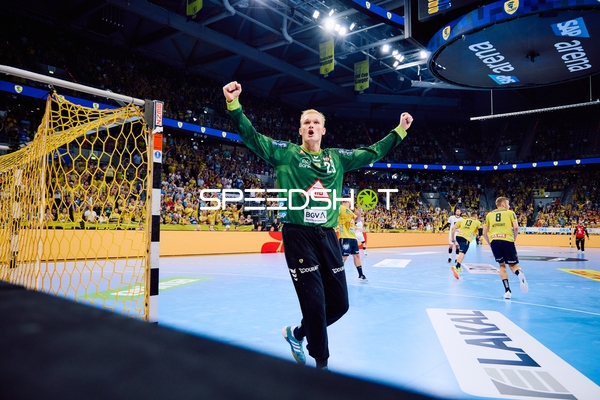 Torwart feiert eine Abwehraktion