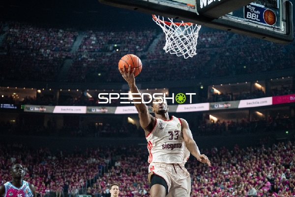 David McCormack (33; FC Bayern Basketball) mit Wurf zum Korb